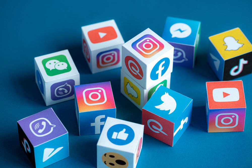 Some illustrated cubes with the icons of social media platforms on them